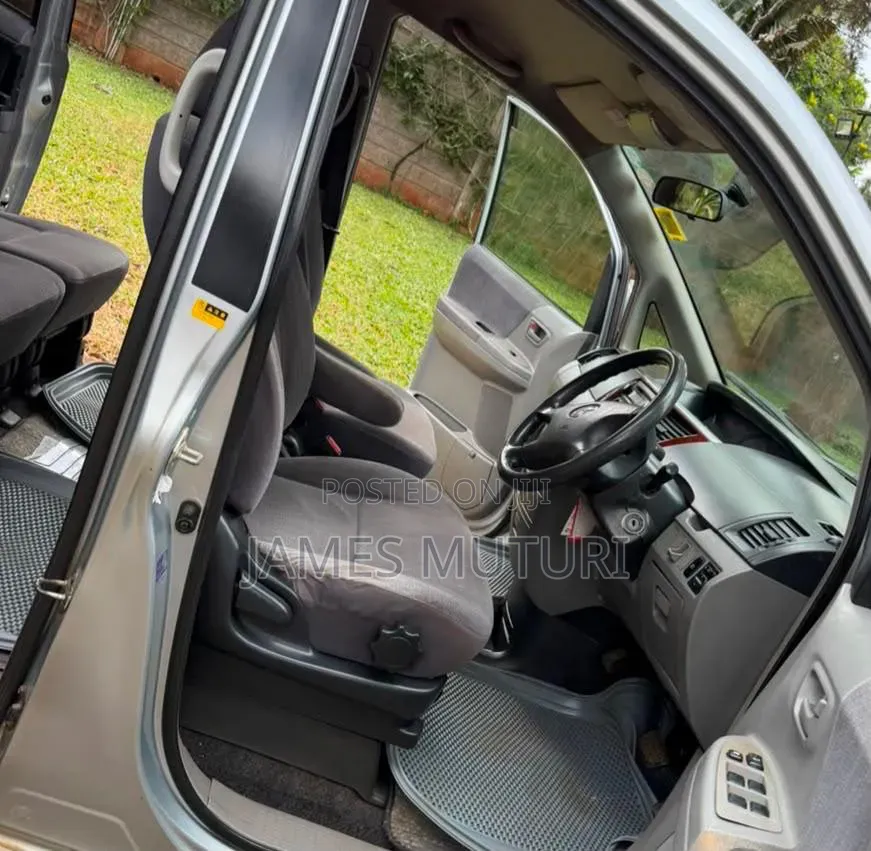 Toyota Noah 2002 Silver