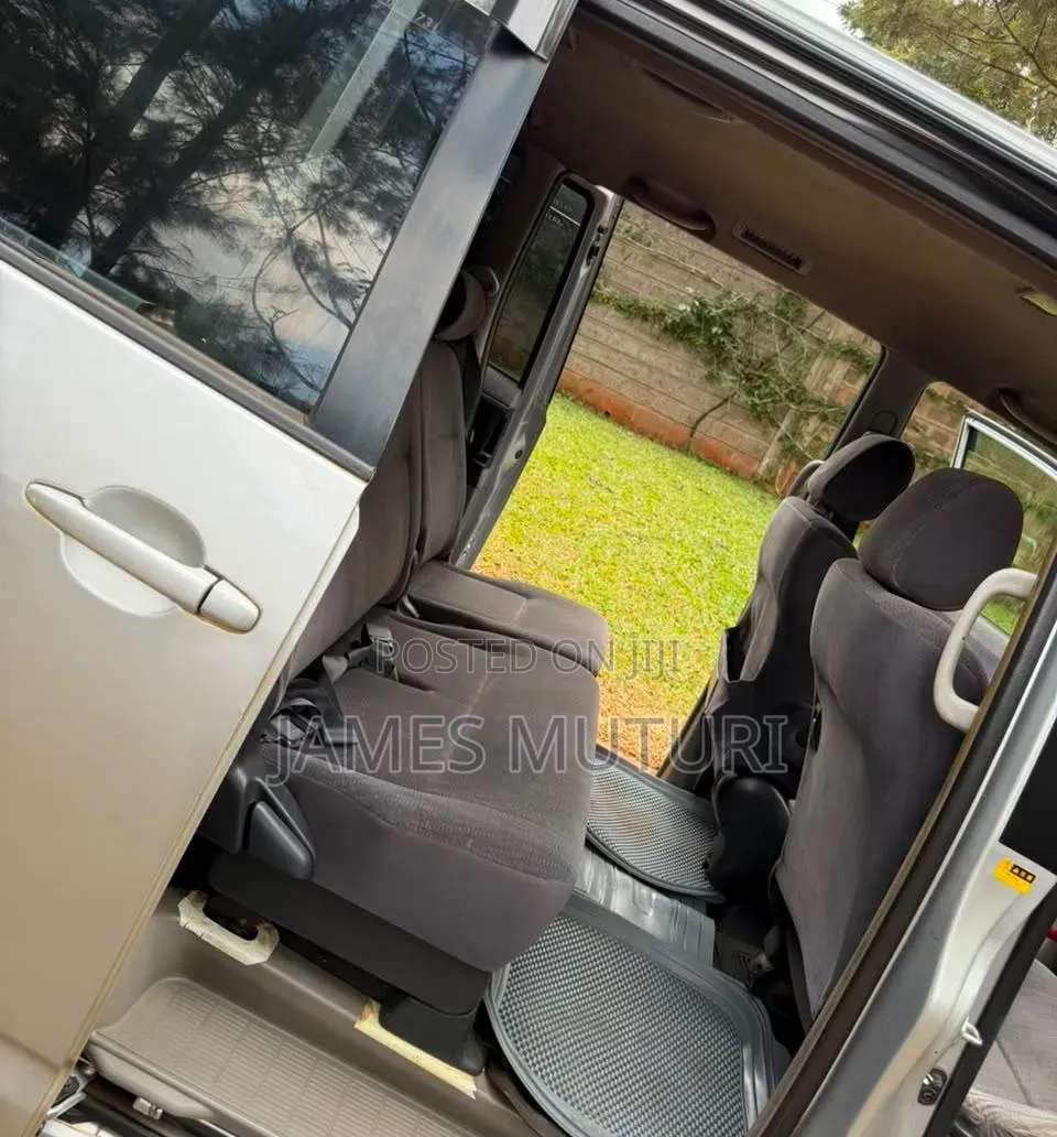 Toyota Noah 2002 Silver