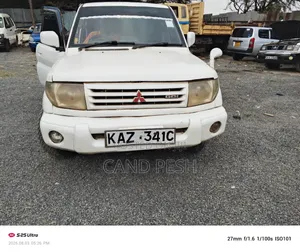 Mitsubishi Pajero 2000 White