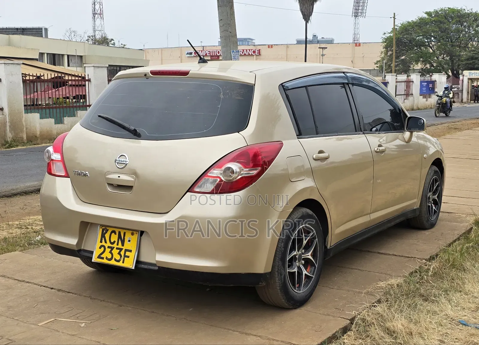 Nissan Tiida 2010 Gold