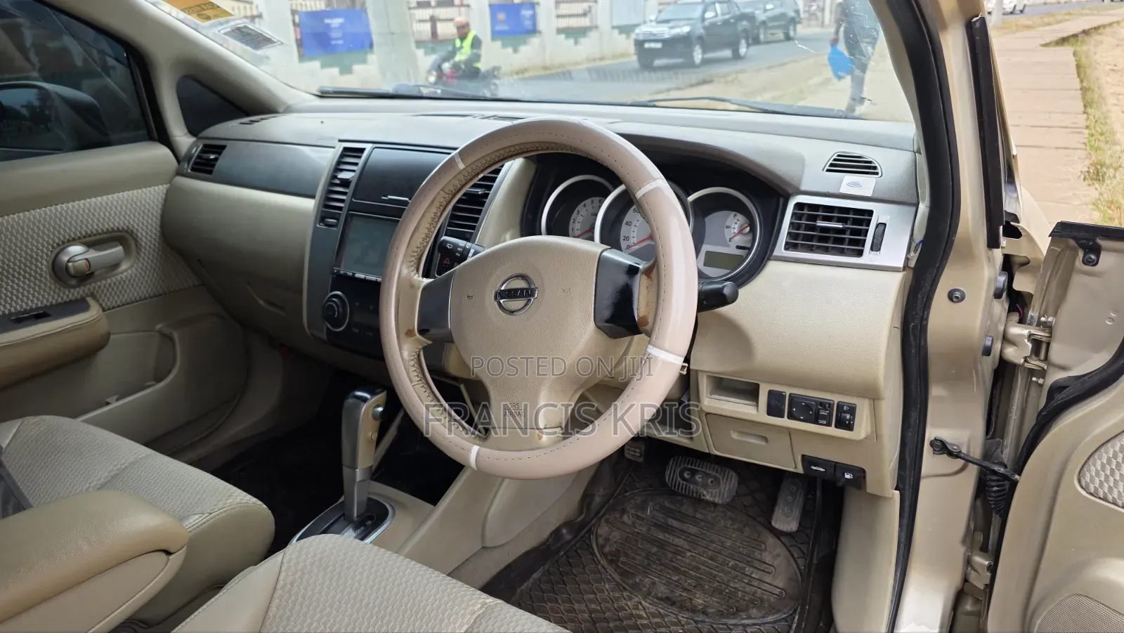 Nissan Tiida 2010 Gold
