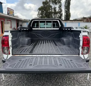 Toyota Hilux 2019 White