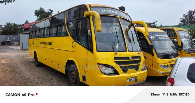 Isuzu Executive Bus 2000 Yellow - main view