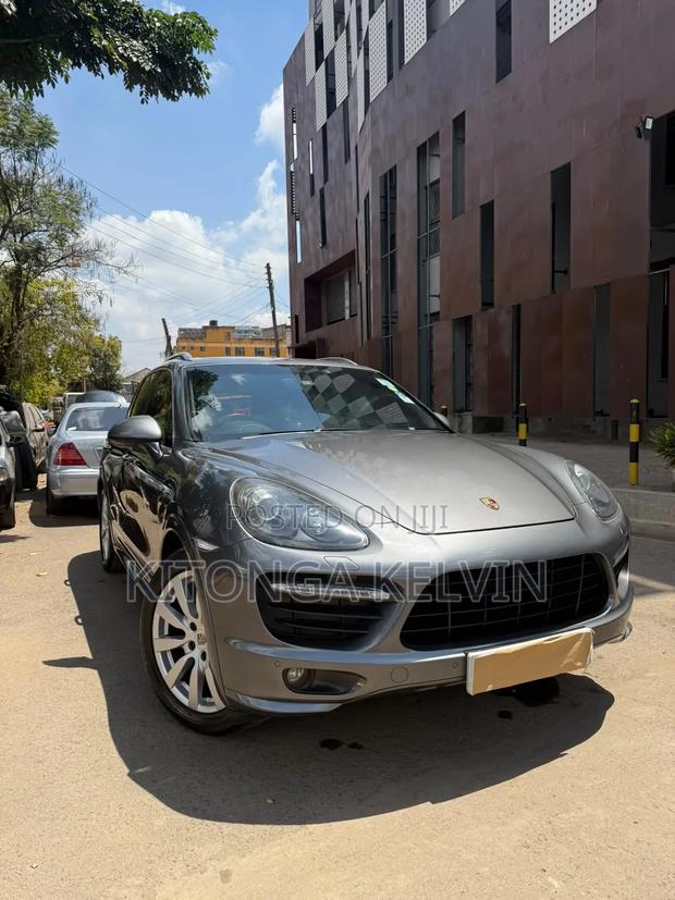 Porsche Cayenne - main view