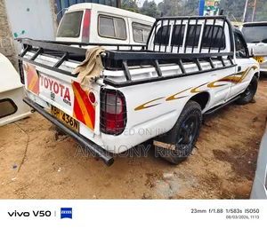 Toyota Hilux 2003 White