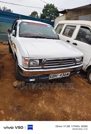 Toyota Hilux 2003 White