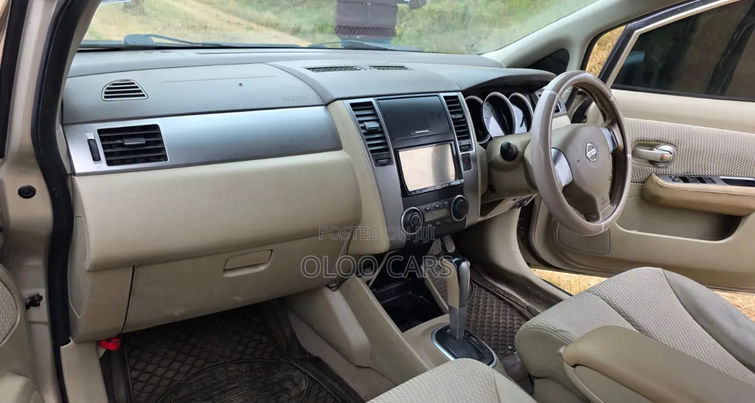 Nissan Tiida 2010 Gold