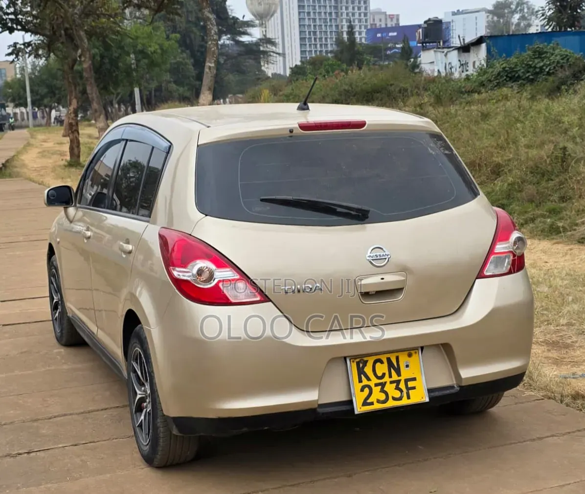 Nissan Tiida 2010 Gold