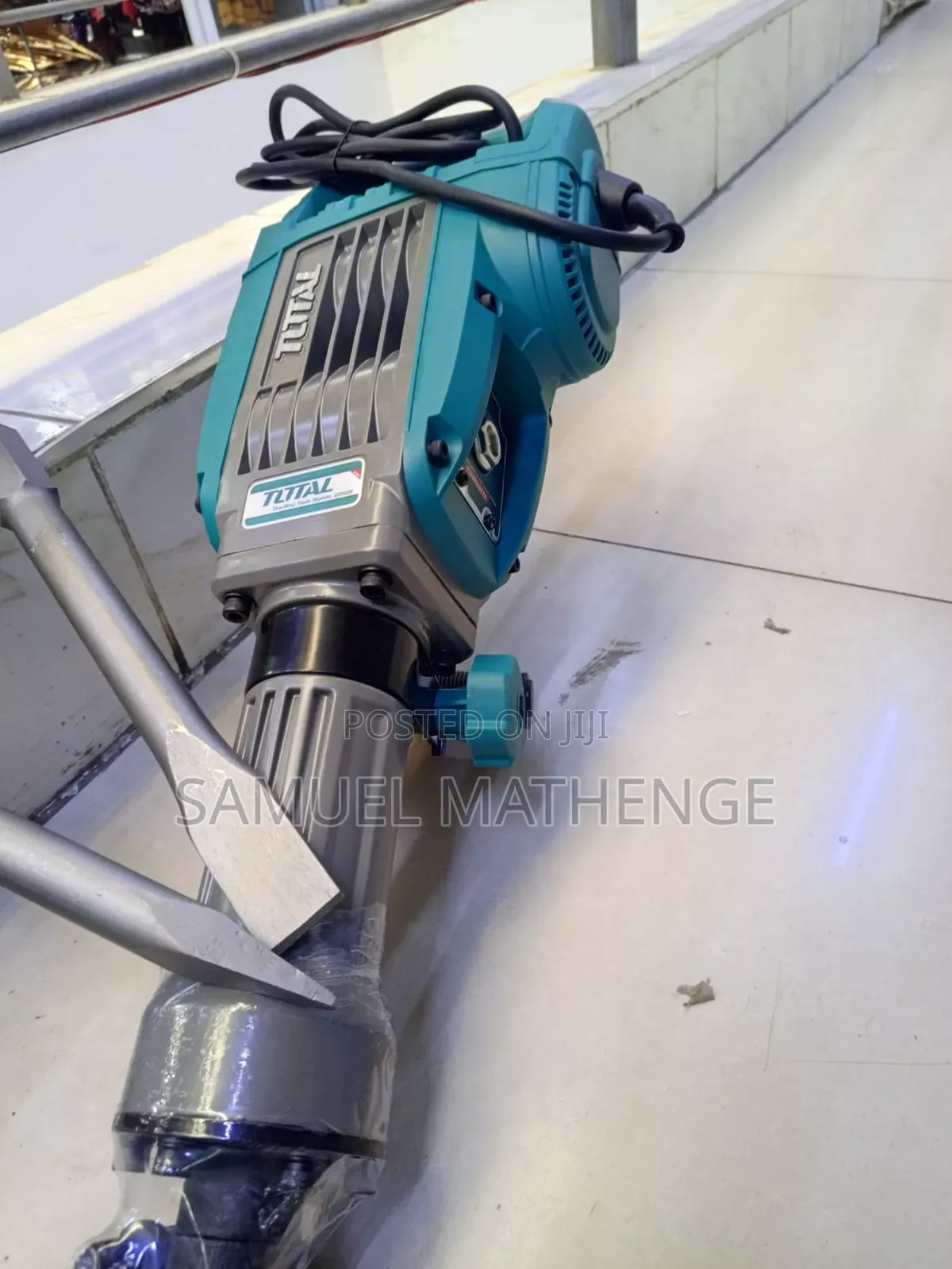 TOTAL Concrete Breaker Hammer With Side Handle Chisel