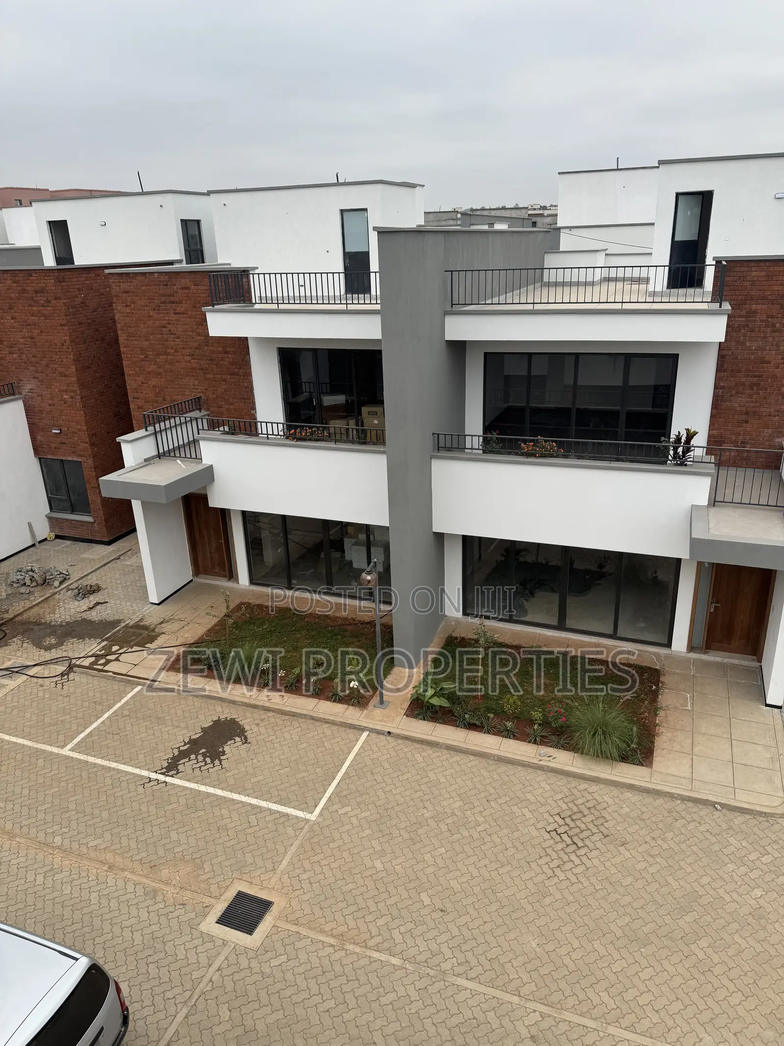 4bdrm Maisonette in Phenom Estate for sale