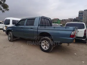 Mitsubishi L300 2010