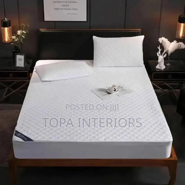 Luxurious Waterproof Mattress Protector With a Quilted Surface - main view