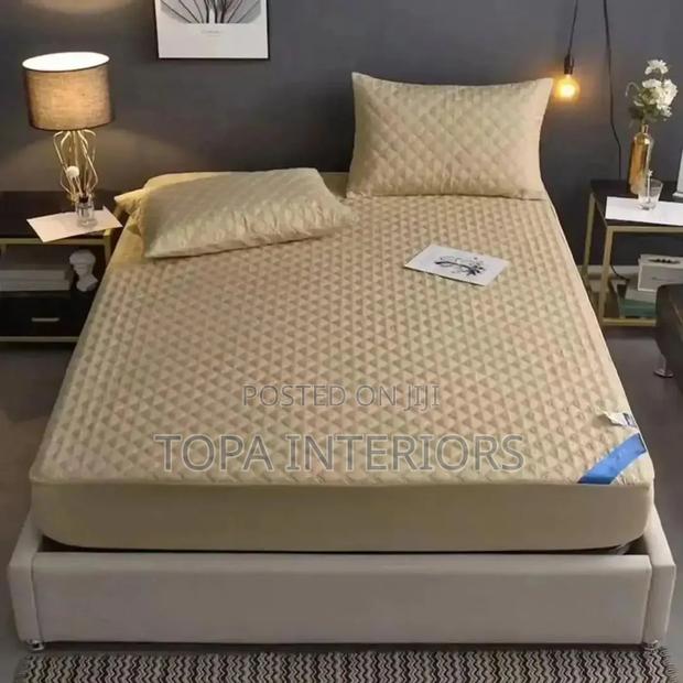 Luxurious Waterproof Mattress Protector With a Quilted Surface - thumbnail 2