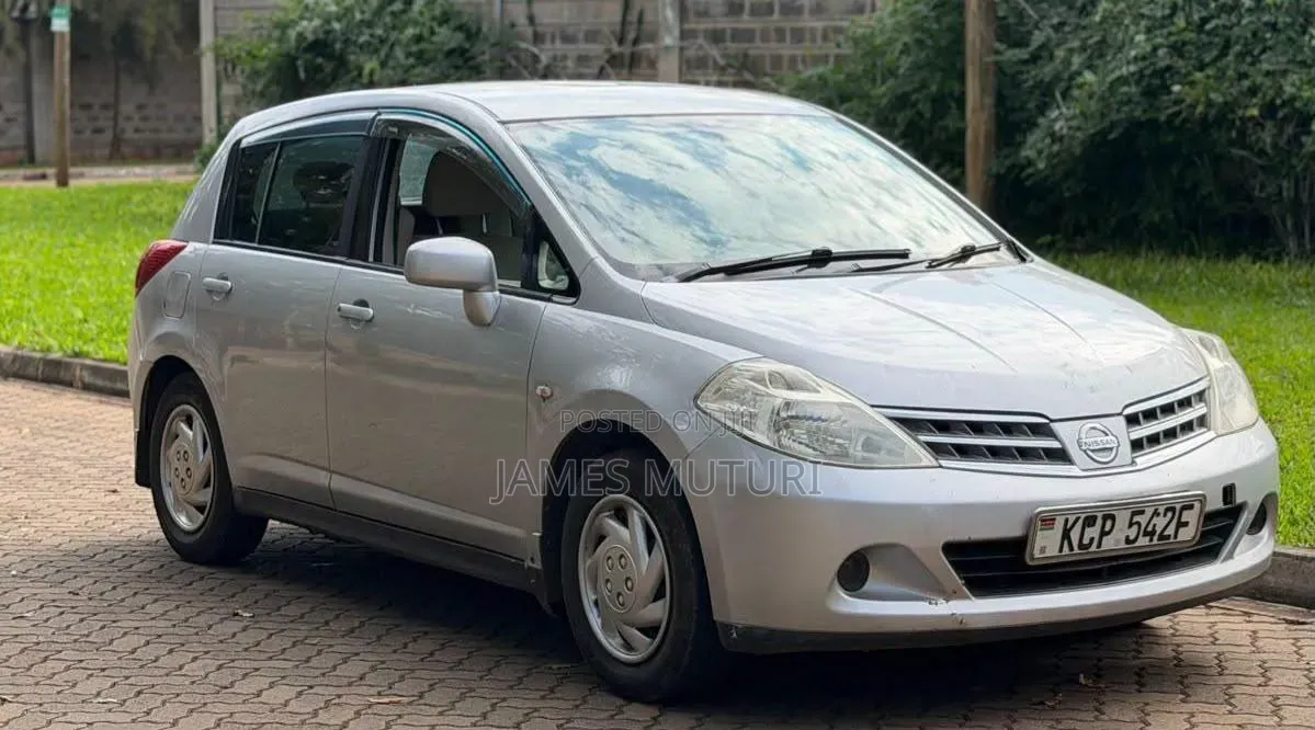 Nissan Tiida 2010 Silver