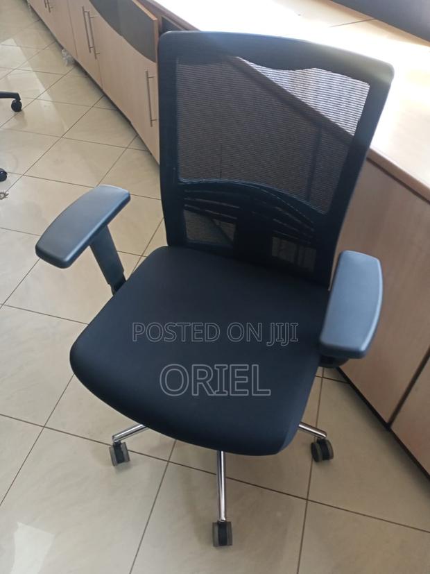 Office Chair : Executive Medium Back Office Chair - thumbnail 4