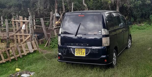 Toyota Voxy X 2WD 8-Seater 2004 Blue - main view