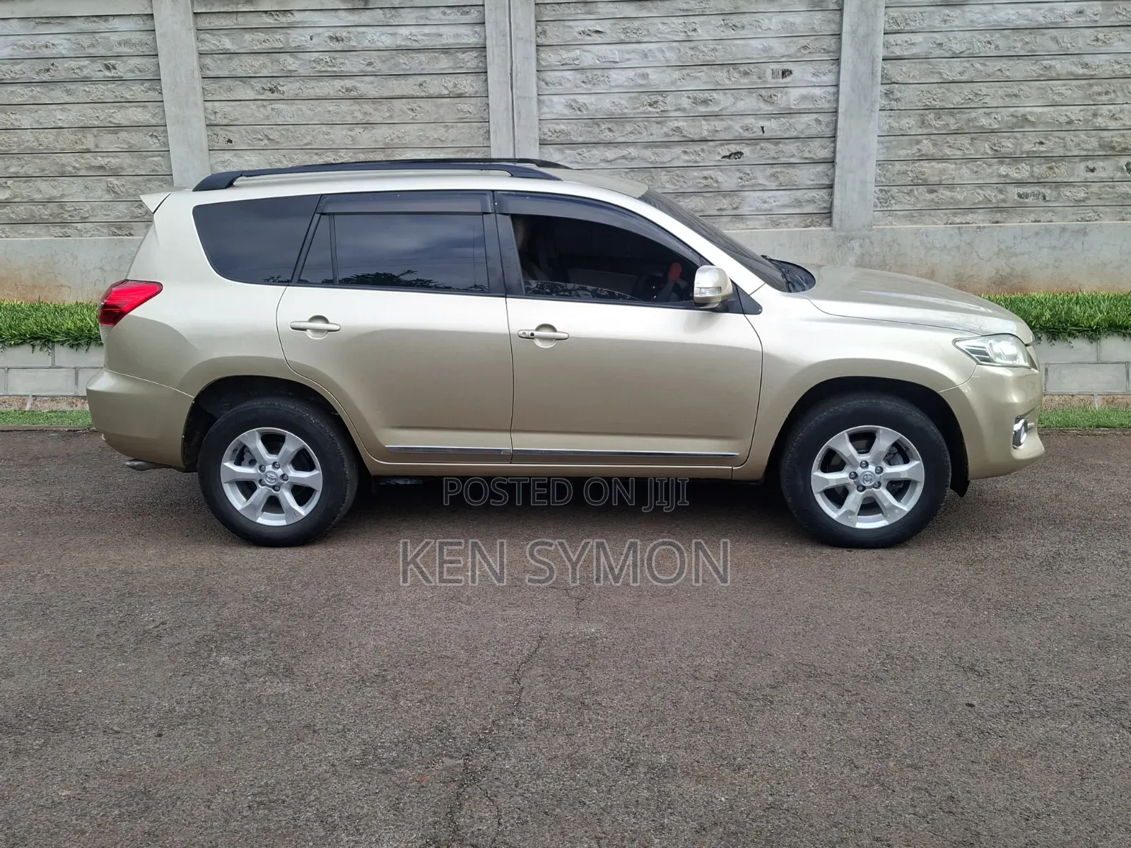 Toyota Vanguard 2012 Gold