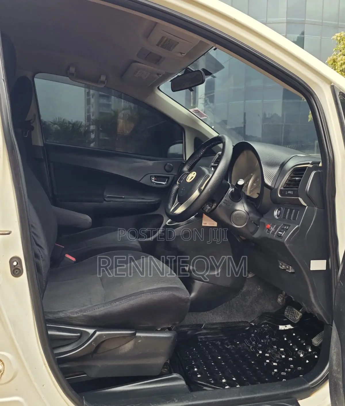 Toyota Ractis 1.5 FWD 2012 Pearl