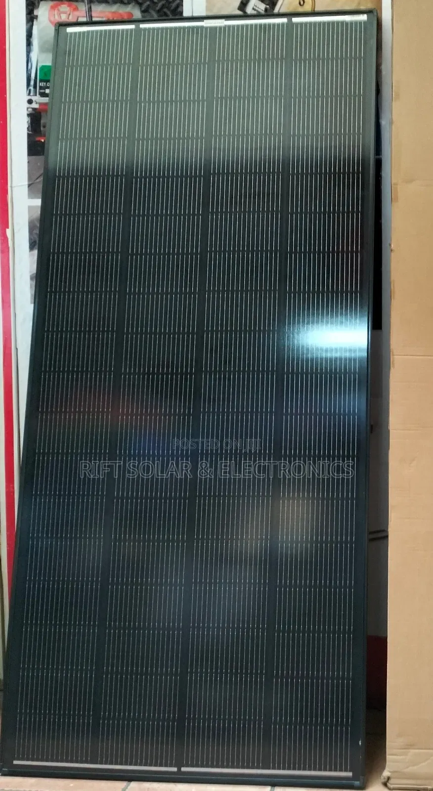 495 Watts - 39 Volts Jinko Monocrystalline Halfcell All Weather Solar