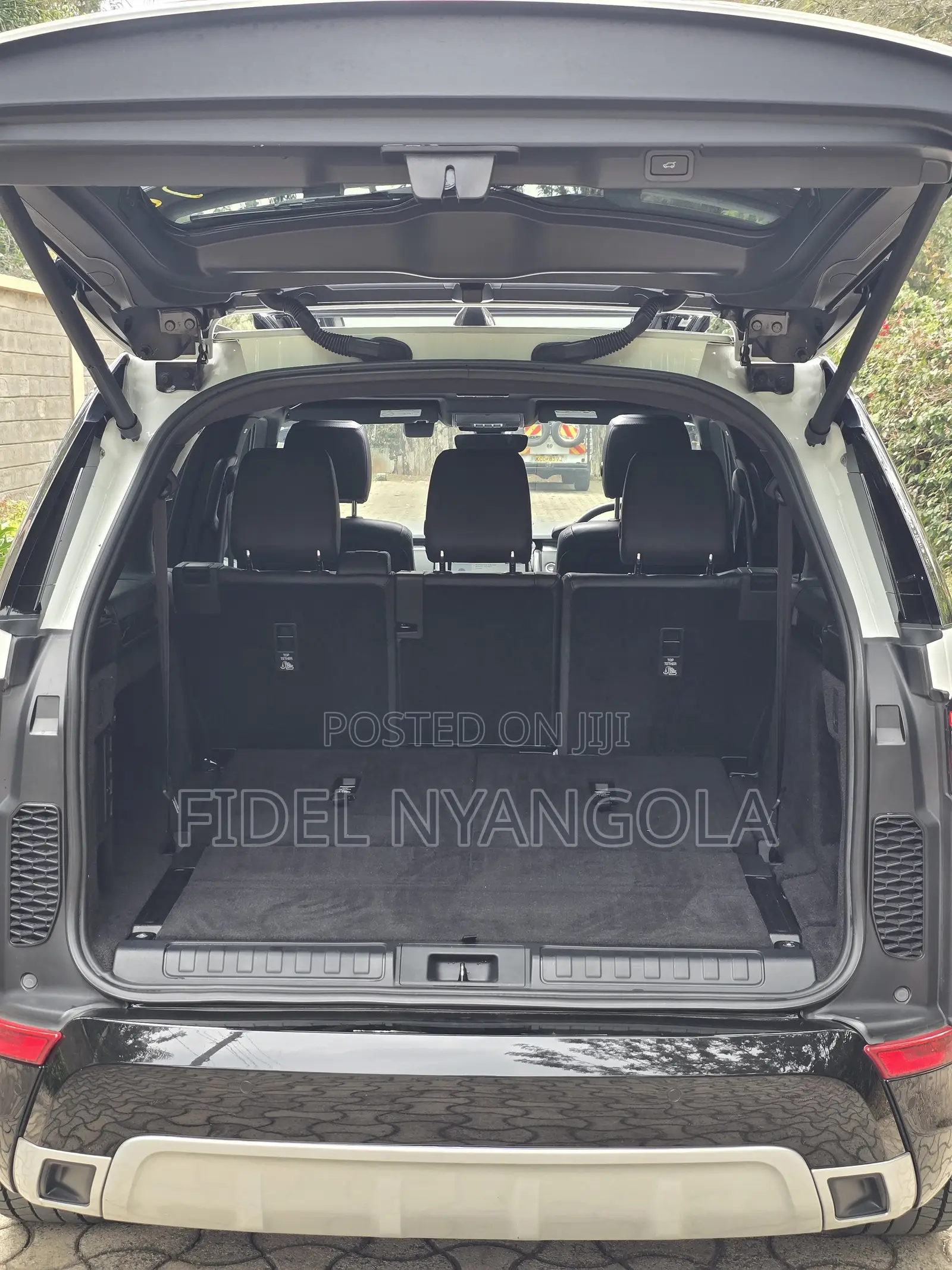 Land Rover Discovery 2019 White