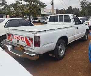 Toyota Hilux 2003 White