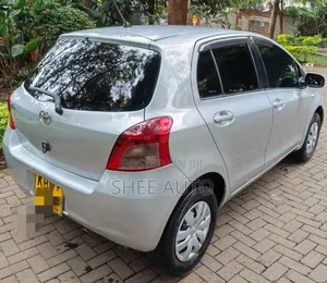 Toyota Vitz 2009 Silver