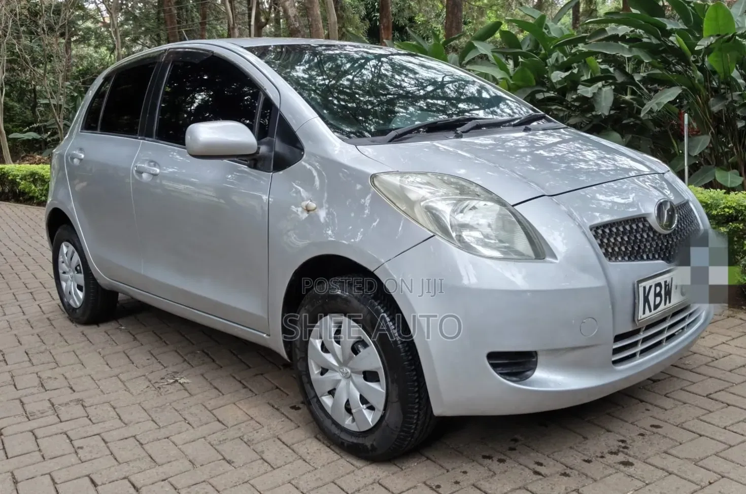 Toyota Vitz 2009 Silver