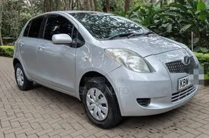 Toyota Vitz 2009 Silver