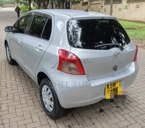 Toyota Vitz 2009 Silver