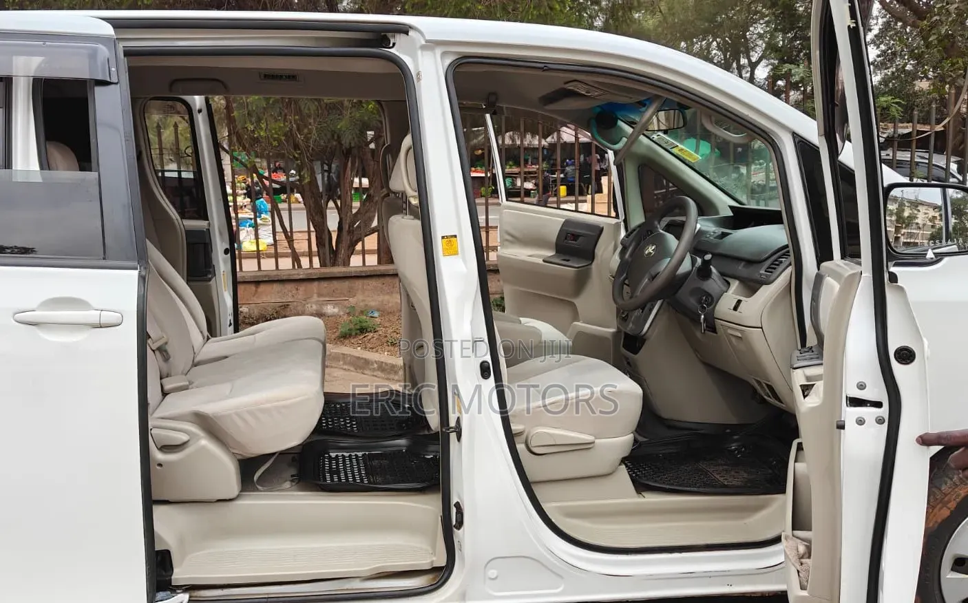 Toyota Noah 2011 White