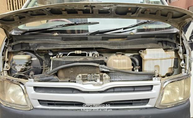 Toyota HiAce 2012 White - thumbnail 12