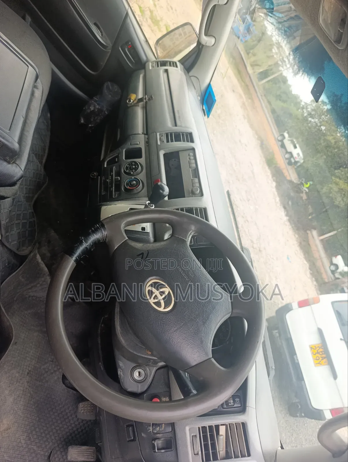 Toyota HiAce 2013 White