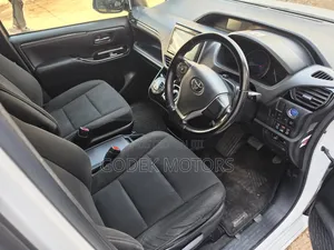 Toyota Esquire 2019 Silver