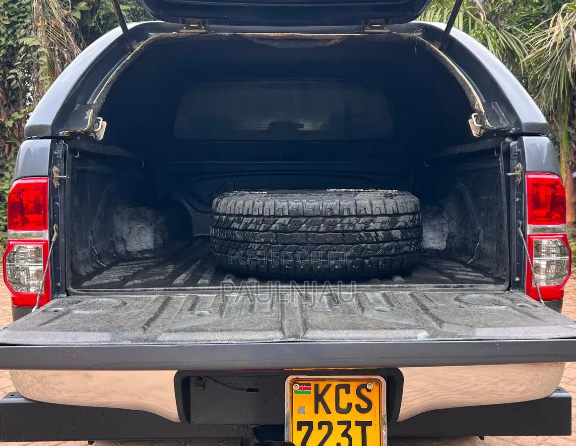 Toyota Hilux 2012 Blue