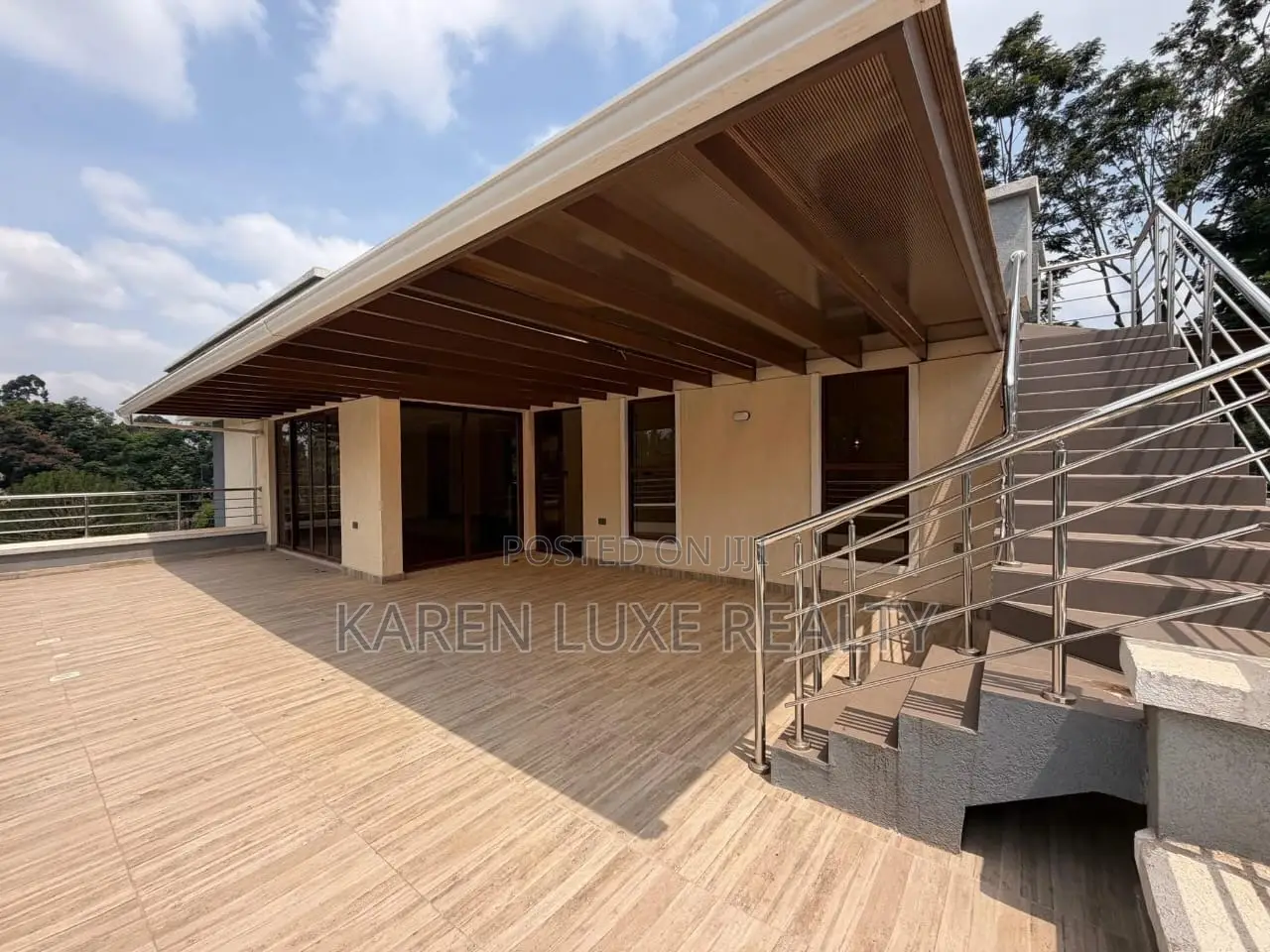 5bdrm Villa in Rosslyn for sale