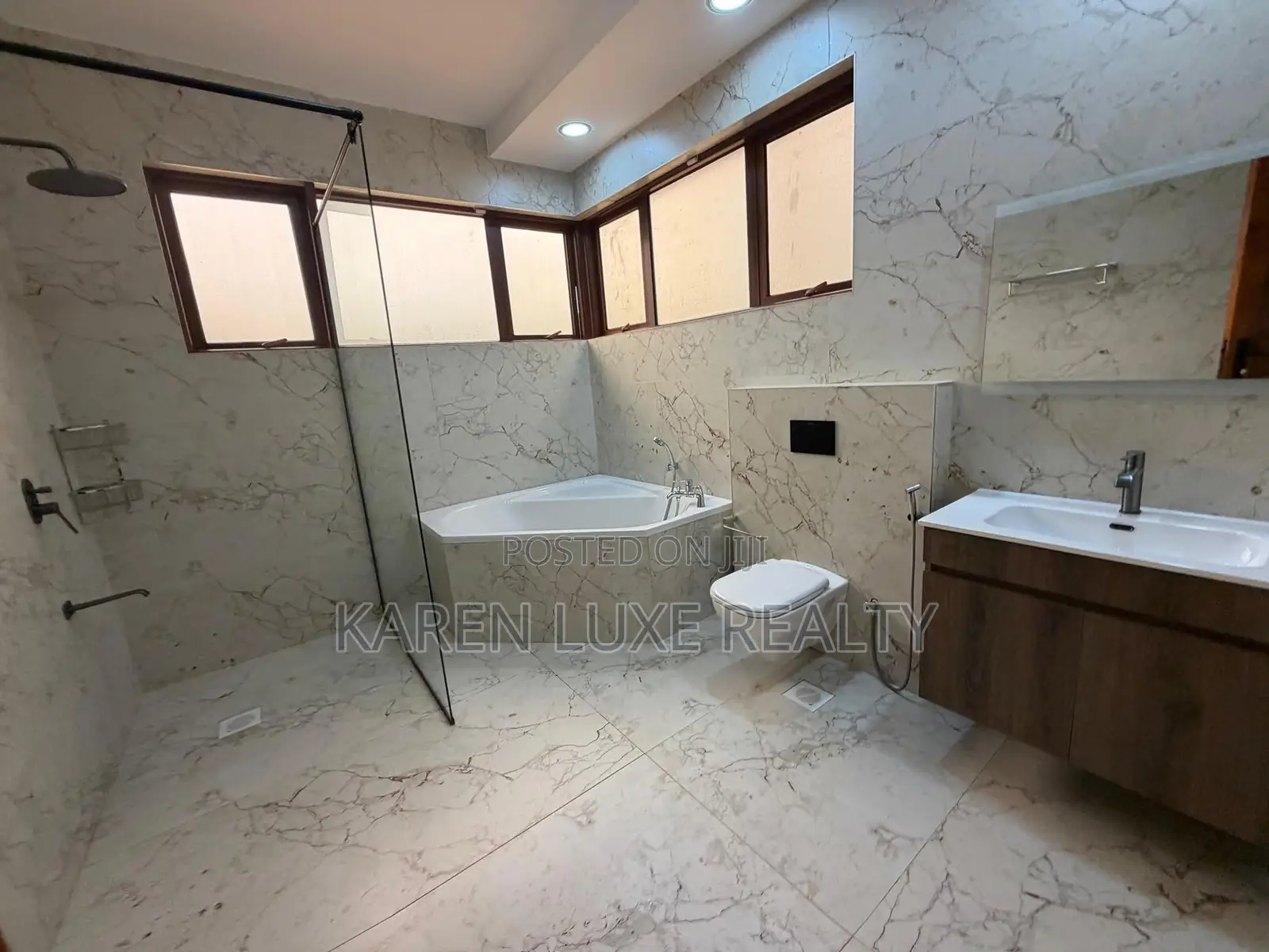 5bdrm Villa in Rosslyn for sale