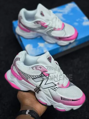 Brand newSneakers