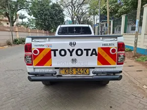 Toyota Hilux 2.5 D-4D 4X4 SRX 2012 Pearl