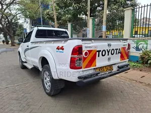 Toyota Hilux 2.5 D-4D 4X4 SRX 2012 Pearl