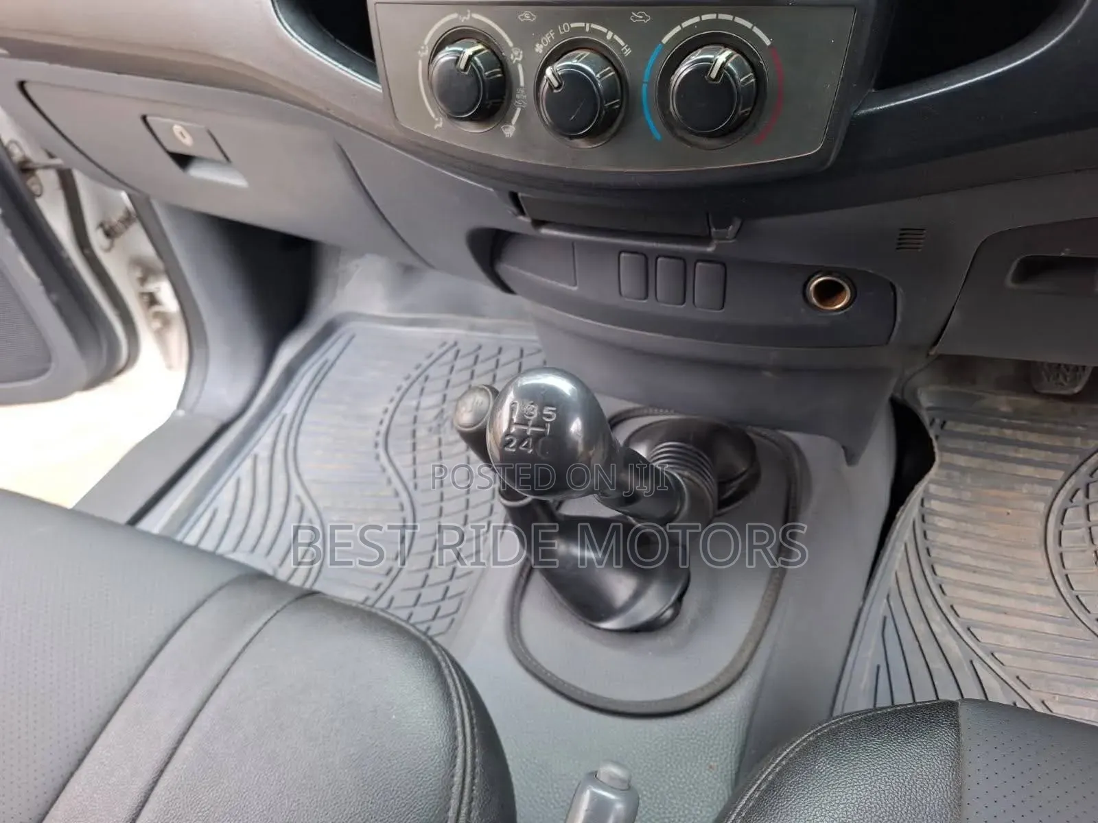 Toyota Hilux 2.5 D-4D 4X4 SRX 2012 Pearl