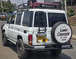 Toyota Land Cruiser 2011 White