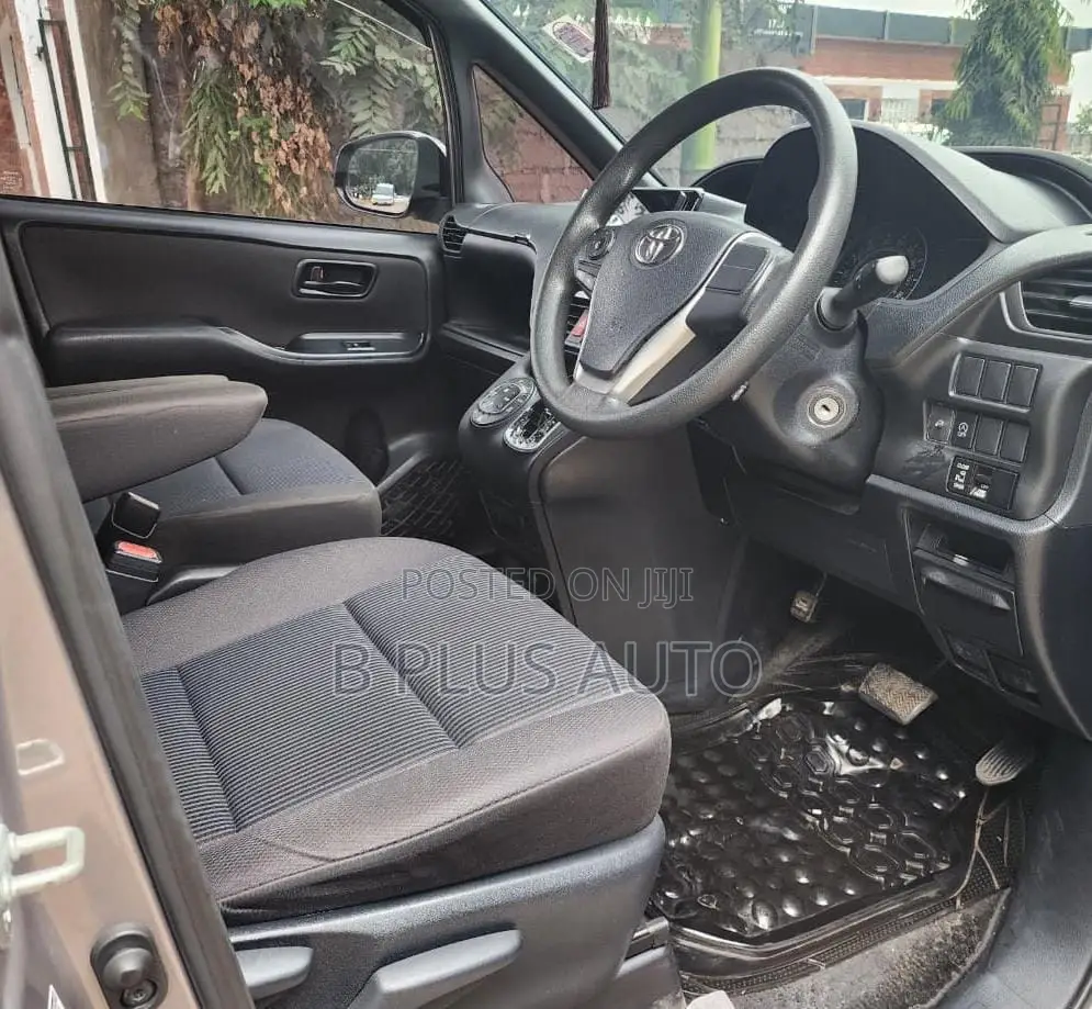 Toyota Voxy 2018 Gray