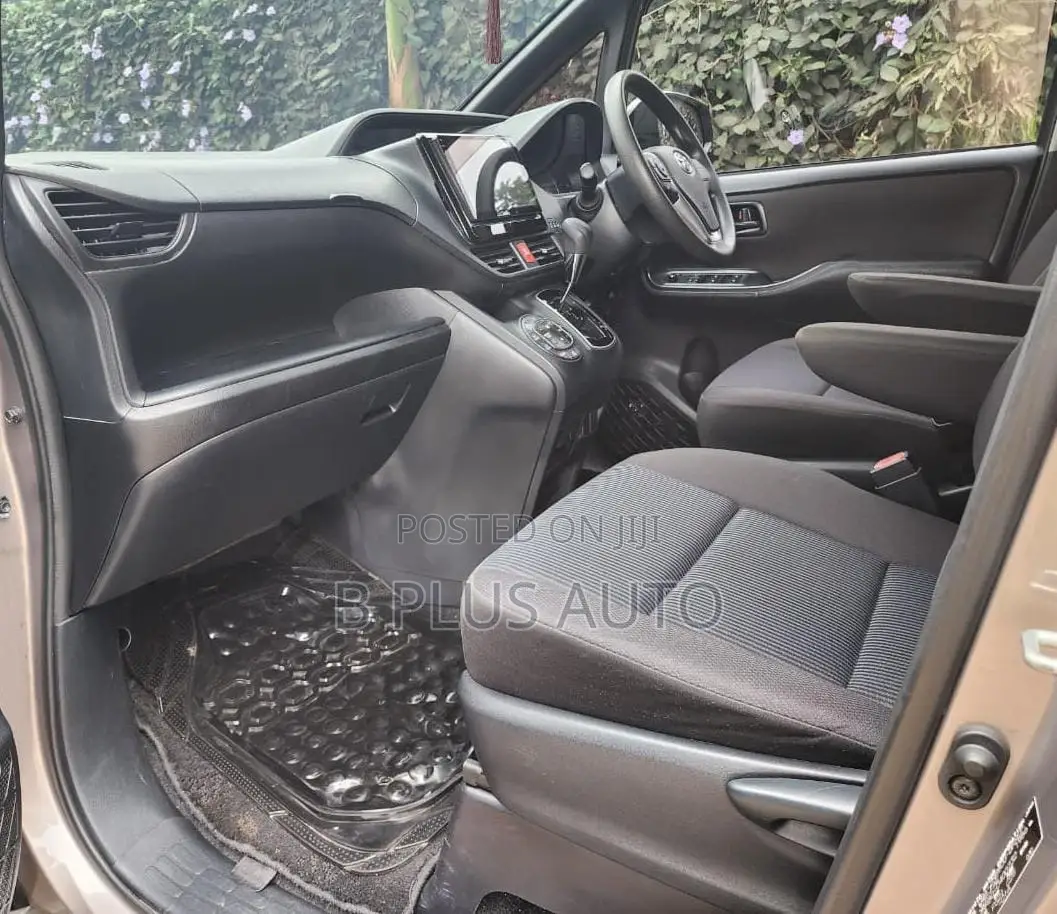 Toyota Voxy 2018 Gray