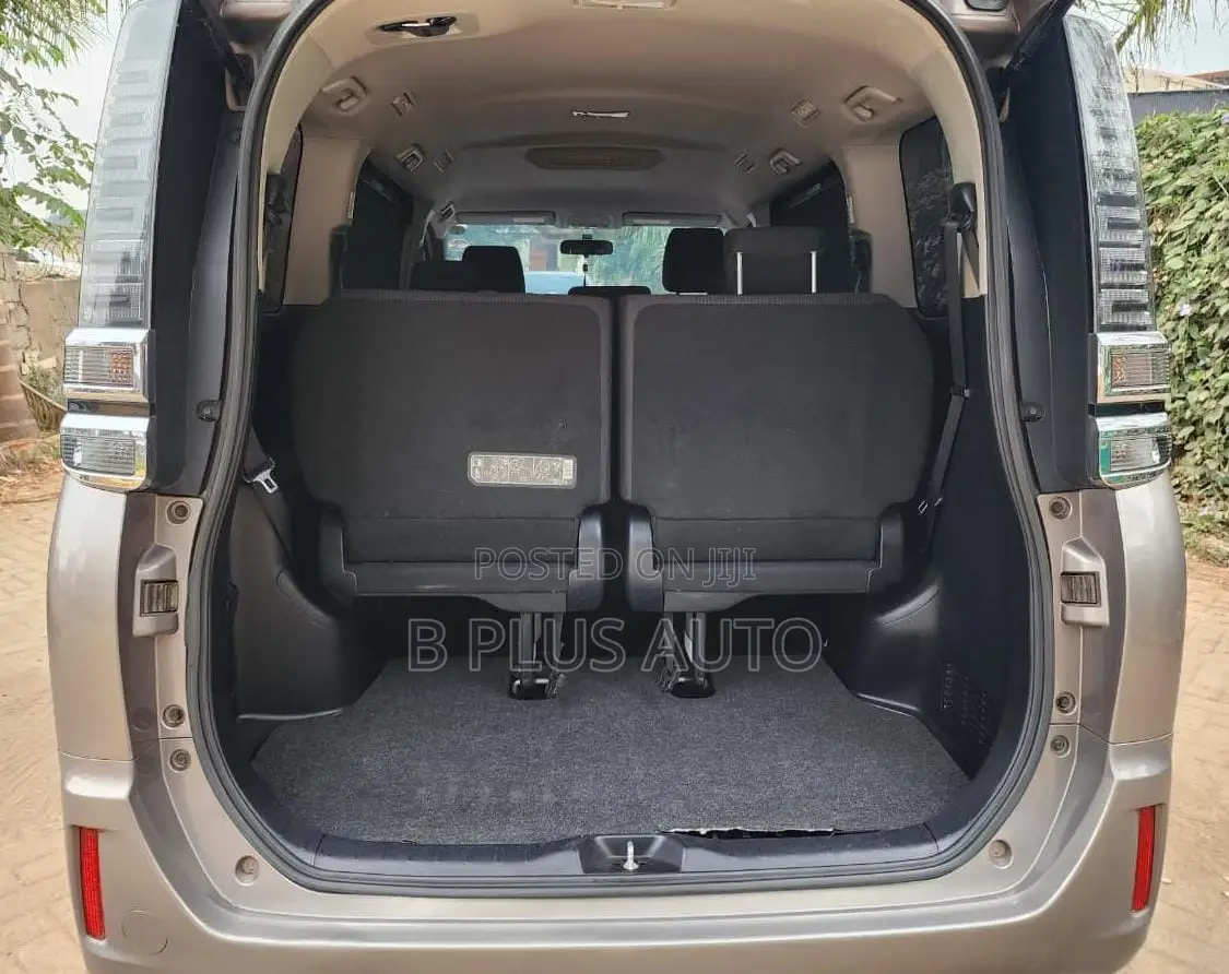 Toyota Voxy 2018 Gray