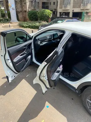 Toyota C-HR XLE Prermium FWD (2.0L 4cyl 2AM) 2018 White