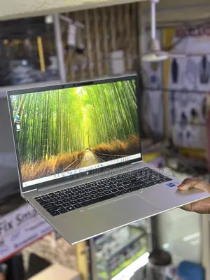 Laptop HP EliteBook 860 G10 16GB Intel Core i5 SSD 256GB