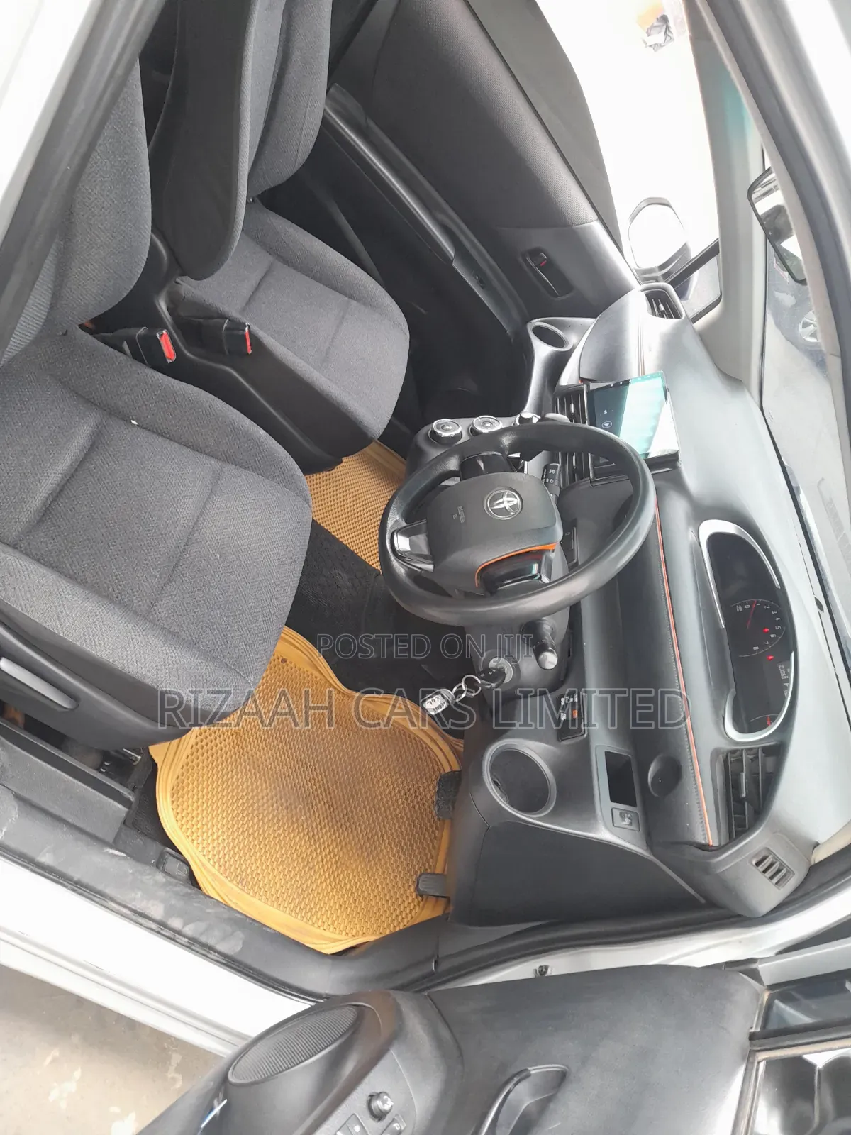 Toyota Sienta 2016 Silver