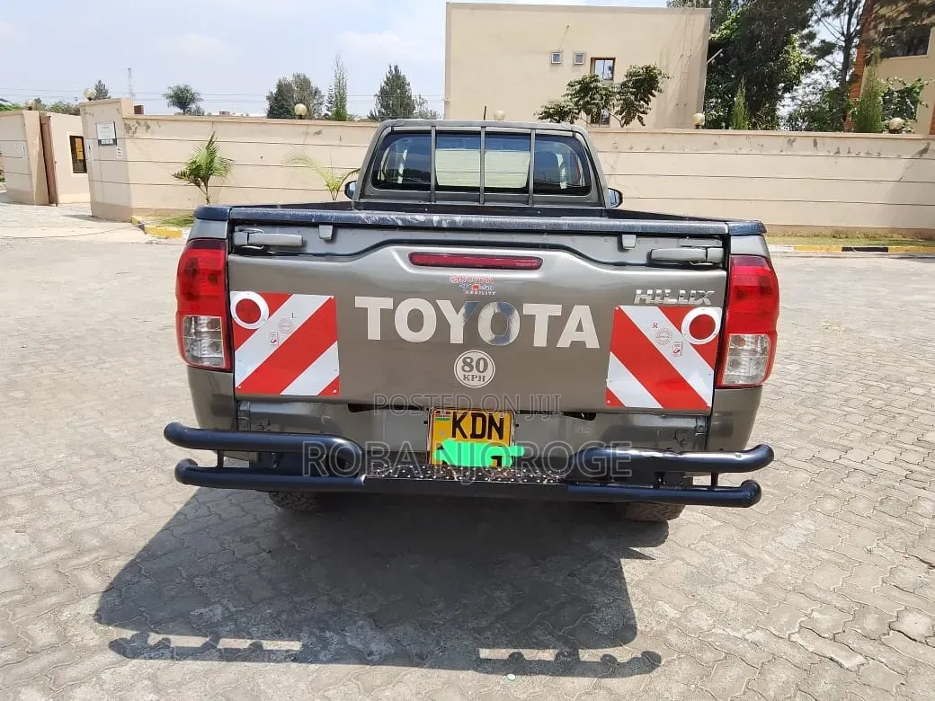 Toyota Hilux 2022 Brown