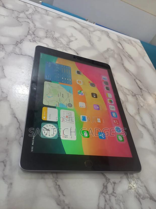 Apple iPad 9.7 32 GB Silver - main view