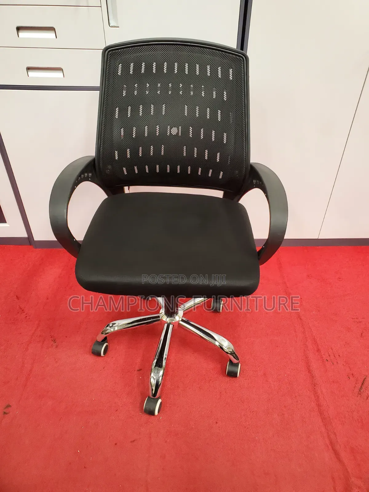 Simple Swivel Office Chair